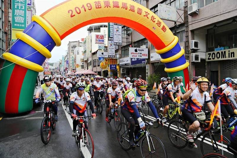 苗栗市公所於2018年推出「復刻版」鐵馬進香活動,連2年一開放報名,名額就秒殺。(圖由苗栗市公所提供) 苗栗市公所於2018年推出「復刻版」鐵馬進香活動,連2年一開放報名,名額就秒殺。(圖由苗栗市公所提供)