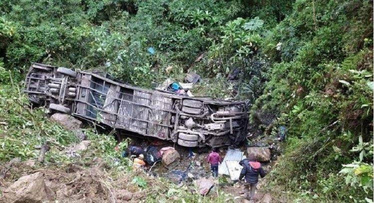 玻利维亚一辆巴士本月2日意外坠落山谷，造成21人死亡。（图撷取自推特）(photo:LTN)