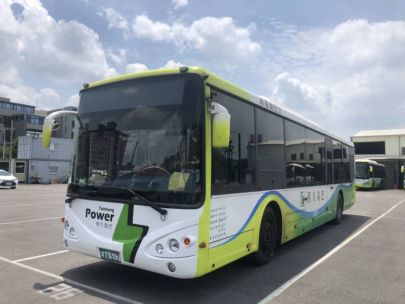 減少移動型空污，中市府規劃兩年內讓台灣大道公車專用道只行駛電動公車。（交通局提供）