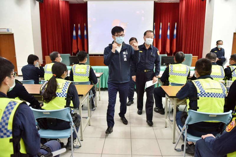 市長陳其邁深夜赴新興分局為基層官警打氣，並祭出重賞，若能肅槍溯源有功者可破格晉升。（警方提供）