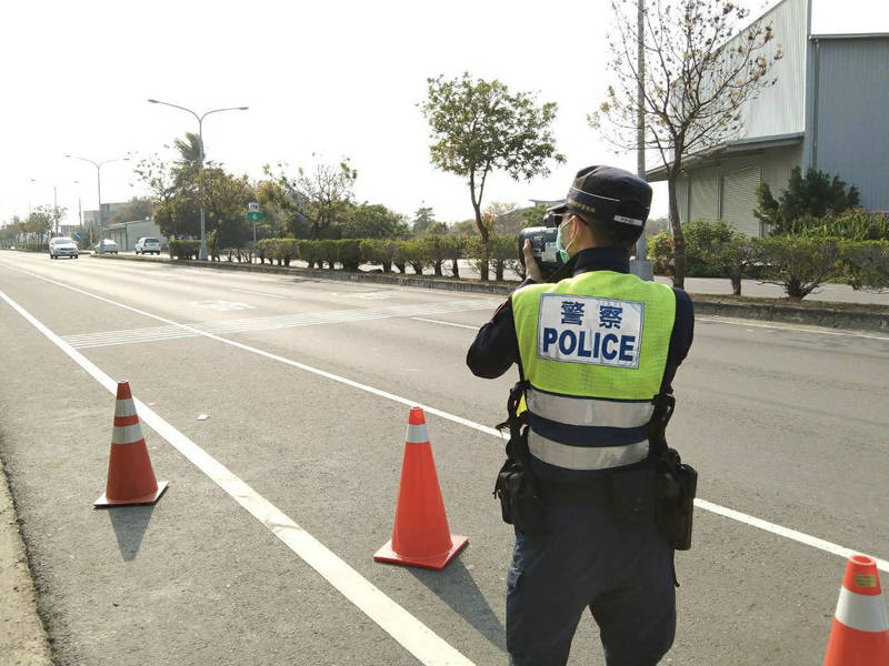 為有效降低轄內車禍事故，台南善化警方在10處易超速路段，安排不定時、不定點移動式測照，希望提醒駕駛人行車安全。（善化警方提供）