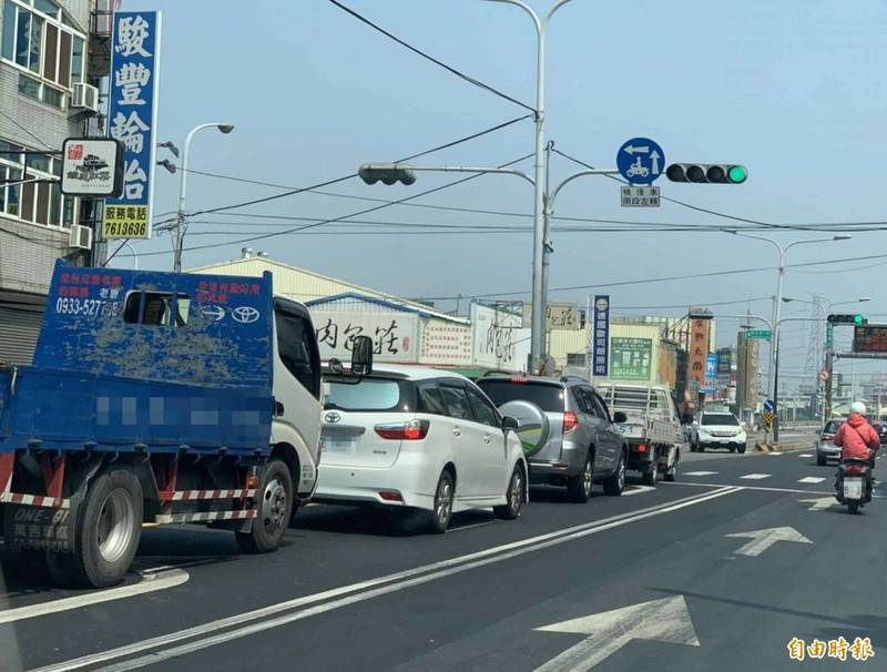 霧煞煞！ 彰市路口「圓頭綠燈」車輛不敢左轉 警方提箭頭燈改善 - 彰化縣 - 自由時報電子報