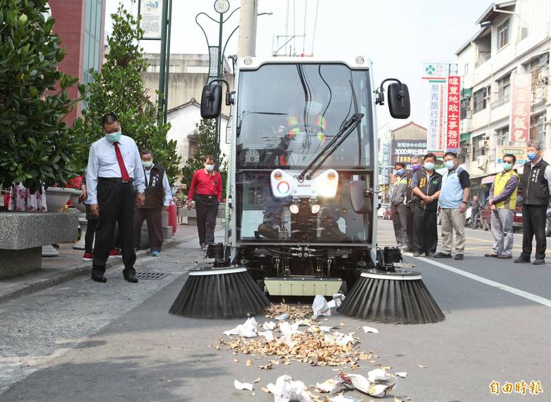 小型掃街車模樣可愛，前方外型有兩個大滾刷加下方吸塵器，就像都市版的掃地機器人。（記者陳冠備攝）