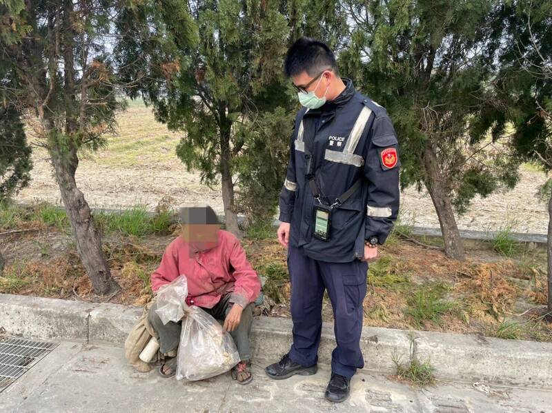 北港警分局好收派出所警員陳靖文，在雲嘉交界媽祖大橋下方找到失蹤6年的蔡男。（記者黃淑莉翻攝）