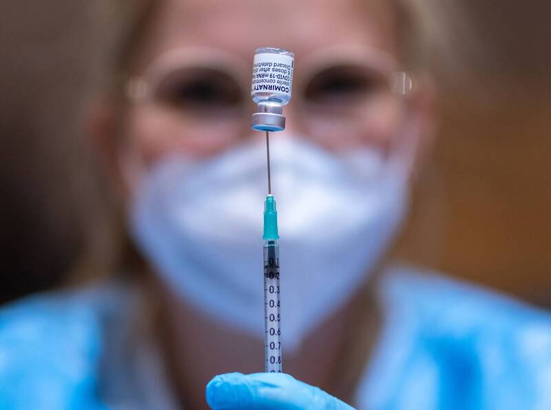 奥地利工作人员准备辉瑞／BioNTech的新型冠状病毒疫苗。（法新社）(photo:LTN)