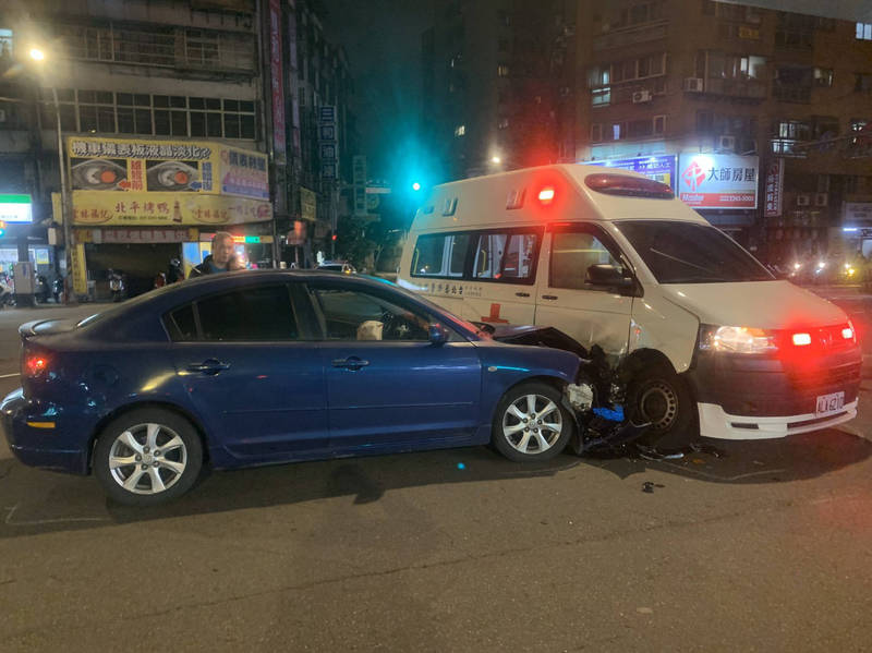 真要命 救護車趕載病患轉診轎車沒聽到警笛攔腰撞上 社會 自由時報電子報