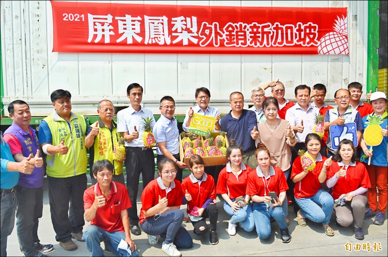 屏東縣長潘孟安（後排左六）參加屏東鳳梨外銷新加坡裝櫃出貨活動。（記者李立法攝）