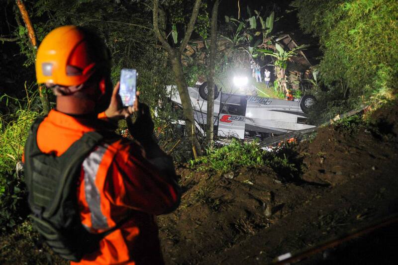 印尼1輛載有伊斯蘭國中師生、家長的巴士，昨日晚間驚傳從朝聖地點回程中，意外掉落20公尺深山谷。（法新社）