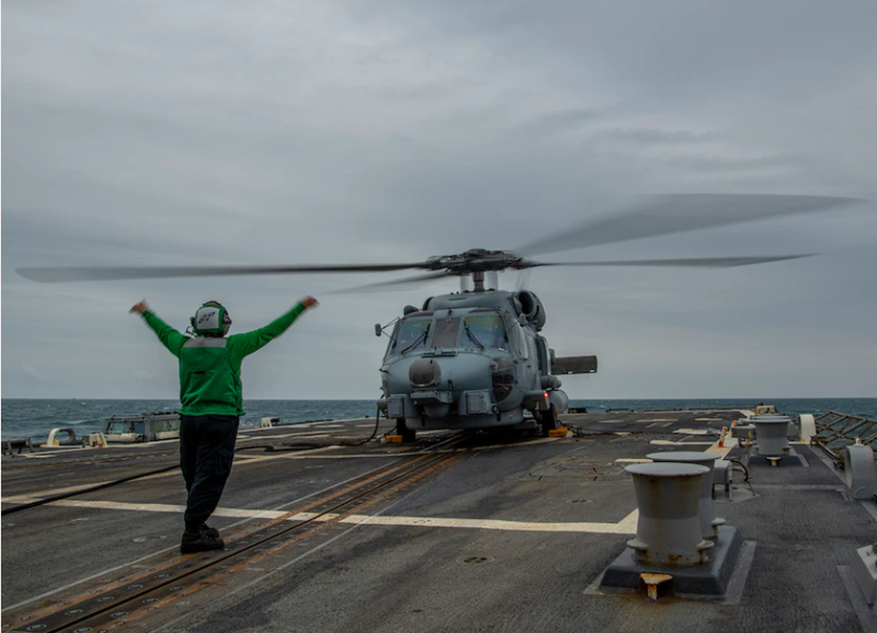 美軍伯克級驅逐艦芬恩號（USS John Finn DDG-113）昨天由北向南航經台灣海峽，艦上的海鷹直升機起飛進行相關演練，美中台三方軍機則在台灣西南空域相互監控。（圖：取自美國第七艦隊網站）