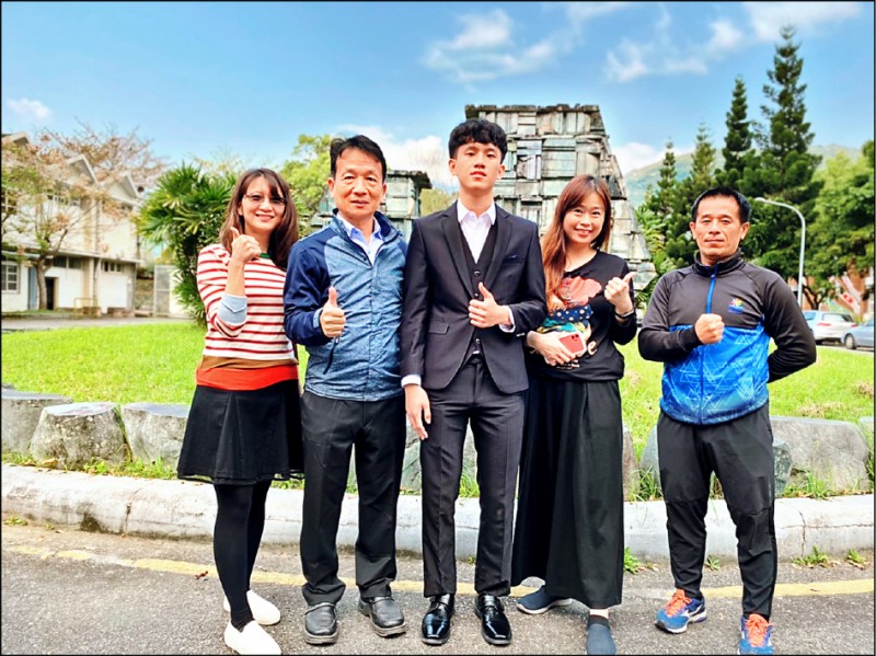 謝文駿(中)手長腳長很適合練跆拳,錄取高師大原住民運動競技與產業專班,將來有機會回到玉里擔任體育老師,師長都為他的表現高興。(玉里高中提供) 謝文駿(中)手長腳長很適合練跆拳,錄取高師大原住民運動競技與產業專班,將來有機會回到玉里擔任體育老師,師長都為他的表現高興。(玉里高中提供)