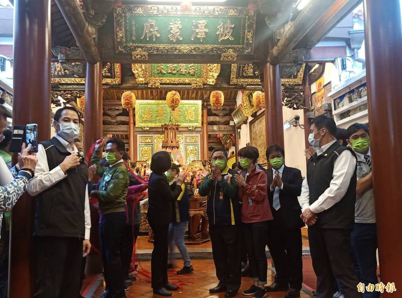 蔡英文參拜台南小媽祖廟 贈匾「被澤蒙庥」 - 政治 - 自由時報電子報