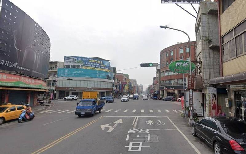 彰化縣鹿港鎮中正路、鹿東路口的號誌就是4燈式圓型綠燈，警方確認行駛在內側車道可以左轉。（圖取自google地圖）