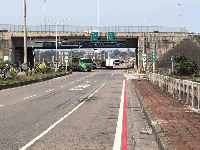 公路總局在台61線西濱快速道路竹南段側車道，及台1己線周邊道路畫紅線，明確告知駕駛人禁止在這些路段停車。（苗栗縣警察局提供）