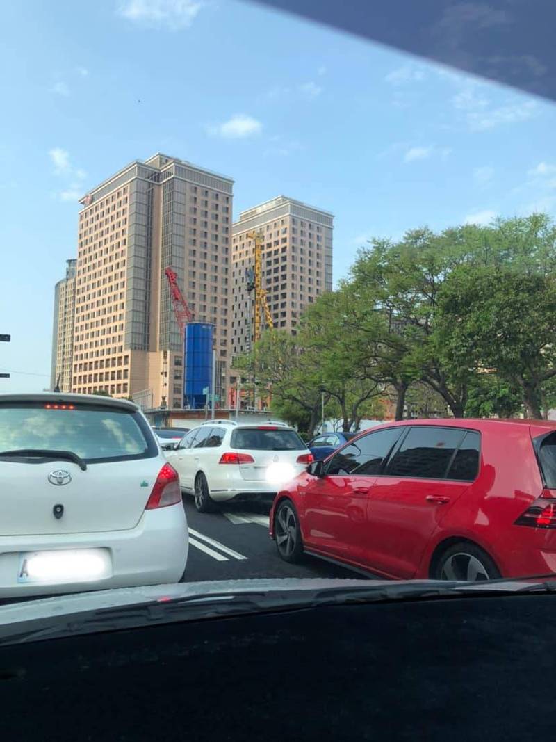 原PO近日上午搭車經過新竹縣竹北市自強南路，抬頭一看發現遠處竟然有一隻巨大的「長頸鹿」。（Ann Hsu授權使用）