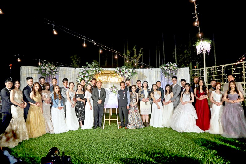 15對參加阿里山星光下婚禮新人，昨在紫藤花盛開的瑞里風景區，互許終身、見證愛情。（記者王善嬿攝）