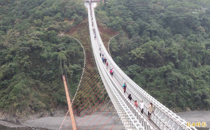 在壯麗山巒間的山川琉璃吊橋。（資料照，記者羅欣貞攝）