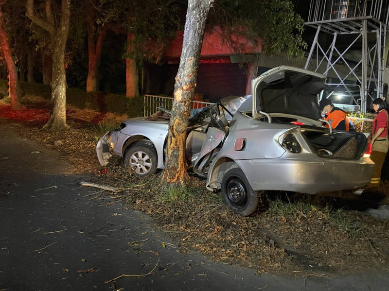 轎車在經過一處大彎道時，車子失控，自撞路樹卡住，駕駛受困傷重死亡。（記者楊金城翻攝）