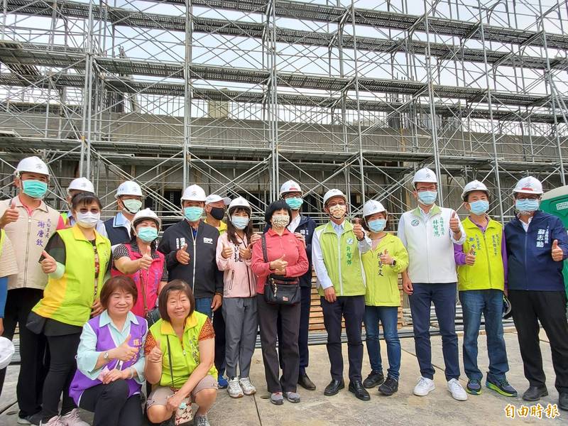 市長陳其邁視今視察鳳山警分局重建工程。（記者陳文嬋攝）