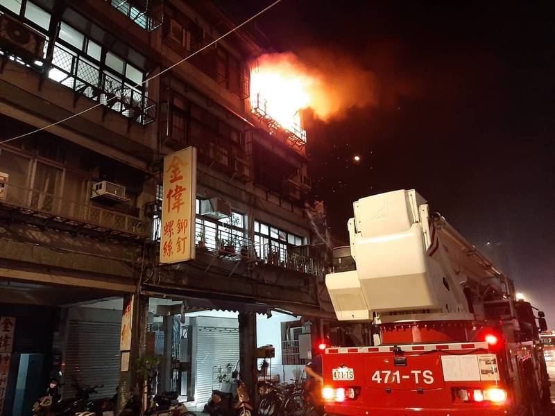 大龍街夜市附近、重慶北路3段223巷一處民宅起火燃燒。（記者王冠仁翻攝）