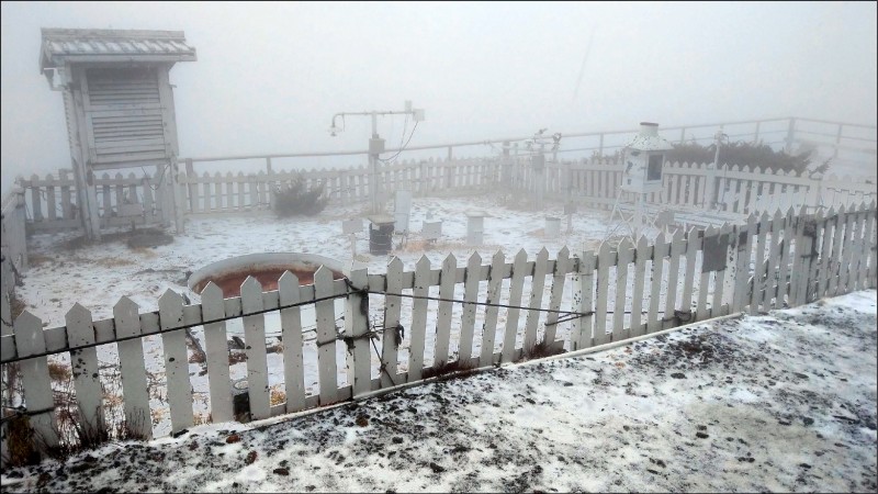 玉山昨天下午1時25分再度下起3月雪。（氣象局提供）