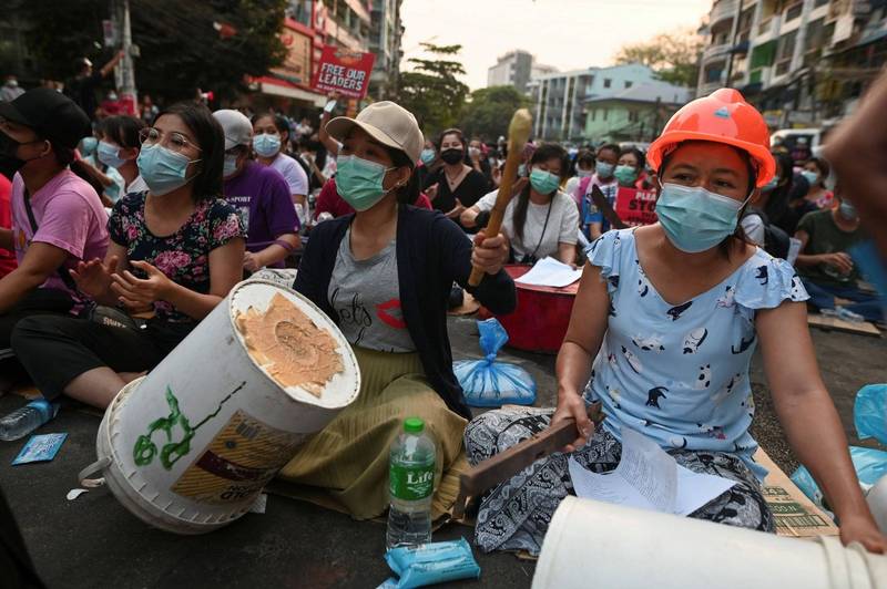 人們在緬甸仰光參加反政變之夜抗議活動。（路透）