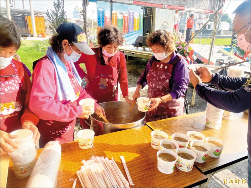 石廟里福德宮免費吃丁酒。（記者林國賢攝）