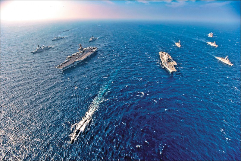 「四方安全對話」成員國美國、日本、印度和澳洲四月上旬將首度邀請法國，舉行五國海上聯合演習。圖為美日印澳四國艦艇去年十一月在印度洋的北阿拉伯海舉行第二階段「馬拉巴爾（Malabar）」聯合海軍演習。（美聯社檔案照）