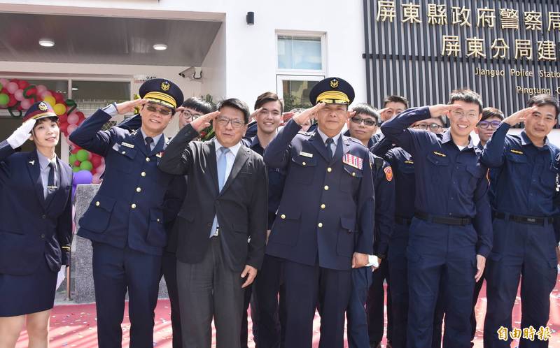 屏東市建國派出所啟用，縣長潘孟安與員警們一起俏皮拍照。（記者葉永騫攝）