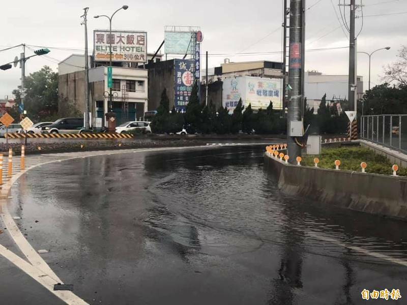 頭份交流道匝道下雨積水半車道，縣府會勘後將改善。（資料照）