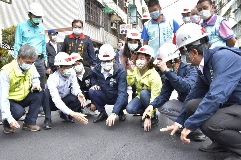 陳其邁（中）勘查鳳山區鎮南街道路刨鋪現場。（記者葛祐豪翻攝）