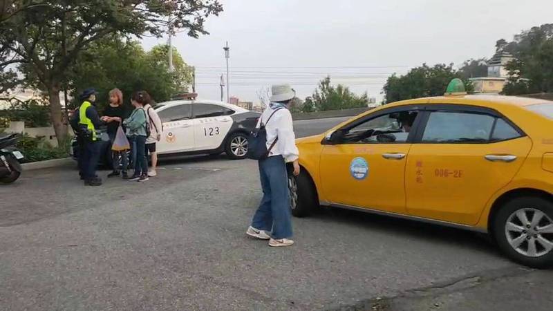 遊覽乘客被丟包，無奈只好搭計程車到高鐵搭車北上。（記者張勳騰翻攝）