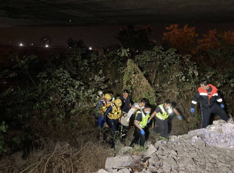 台中市一名何姓男子，昨天深夜從烏日溪南橋落水，消防局出動20多人將他救起送醫。（記者陳建志翻攝）