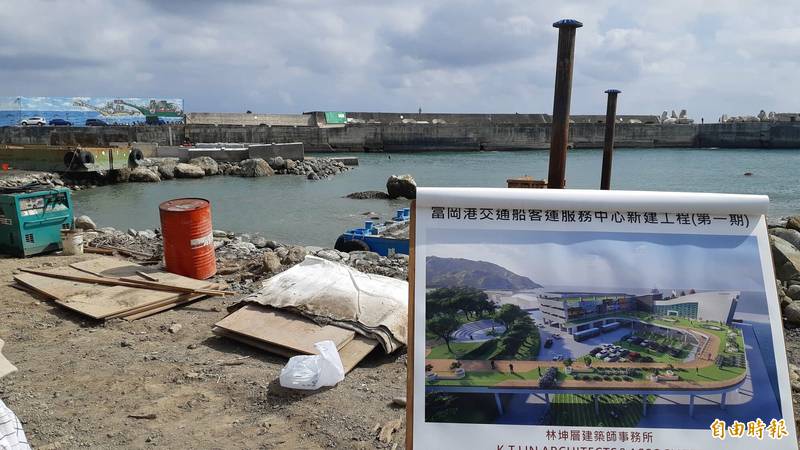 簡報版後方這片海域正進行填海造陸工程，新生地完成後將興建出圖面上的客運服務大樓。（記者黃明堂攝）