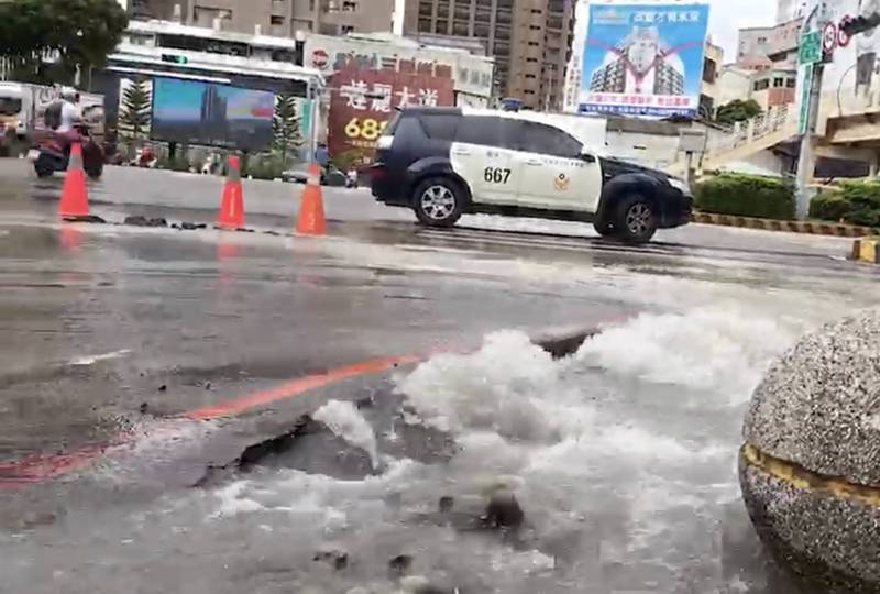 台中市自來水管老舊，因車輛重壓或車流大，漏水嚴重，圖為前年台灣大道爆水管，噴水四溢情形。（記者蔡淑翻攝）