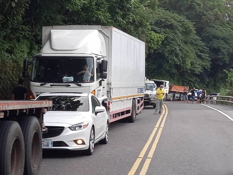 事故現場車輛大排長龍。（記者江志雄攝）