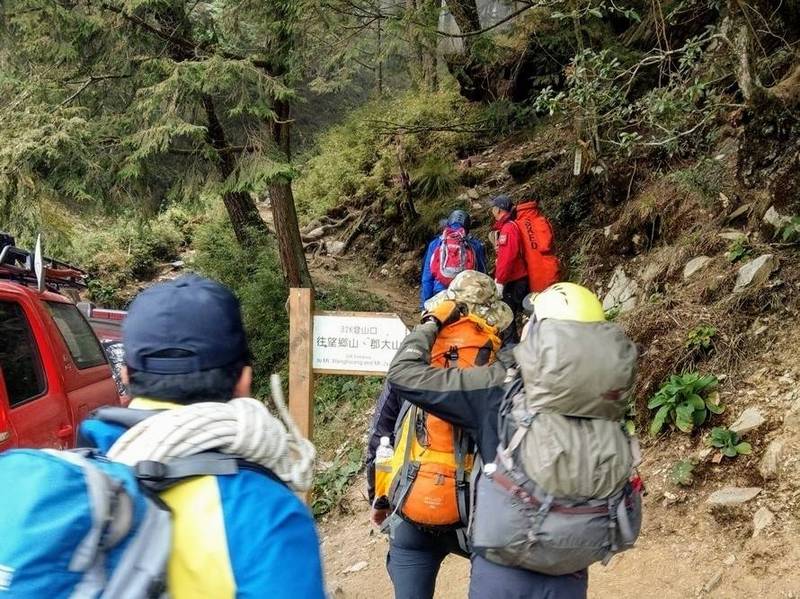 一名女山友今天攀登郡大山，下山不慎走錯岔路，迷途受困待援，消防單位已派員入山協尋。示意照，與事件無關。（資料照，南投縣消防局提供）