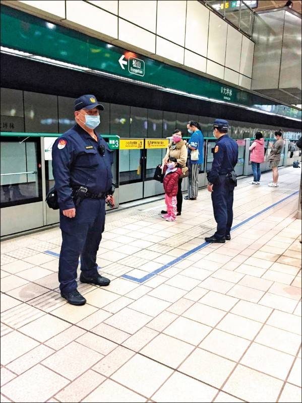 圖為捷運大坪林站加強員警巡邏。（圖由北捷提供）