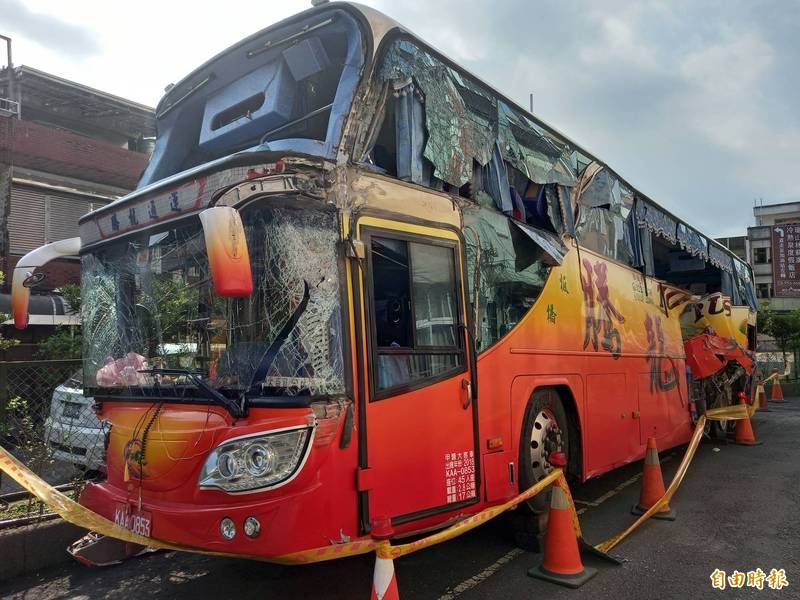 在蘇花公路自撞山壁的遊覽車，拖到蘇澳警分局等候檢察官勘驗。（記者江志雄攝）