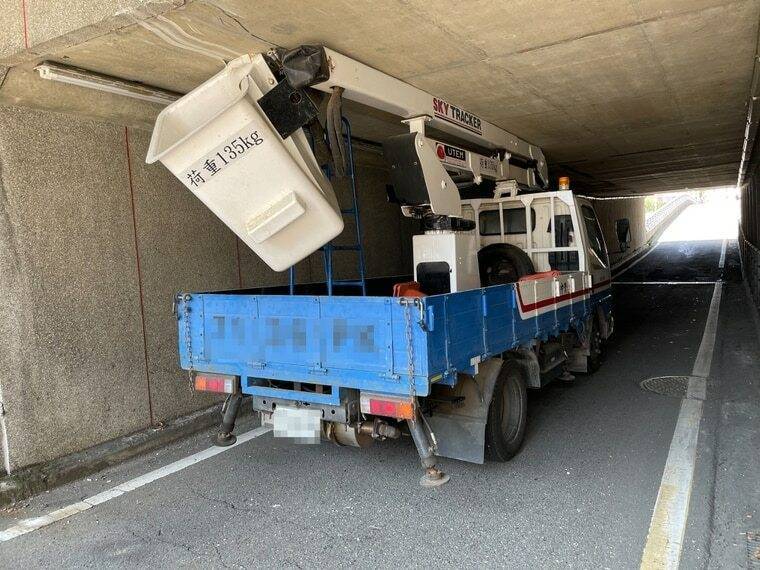 台灣中油公司探採事業部職員詹姓男子，昨天近午駕駛高空作業工程車，誤闖入苗栗市建功地下道側車道，車身卡在地下道涵洞，動彈不得。（圖由讀者提供）