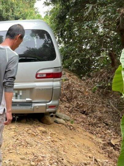 廂型車差點掉落山谷。（記者洪定宏翻攝）