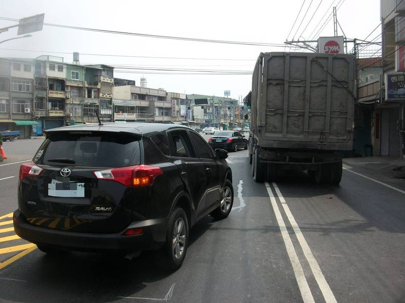 休旅車被爆胎輪胎氣壓直接衝擊，玻璃破碎還割車上乘客及駕駛。（警方提供）