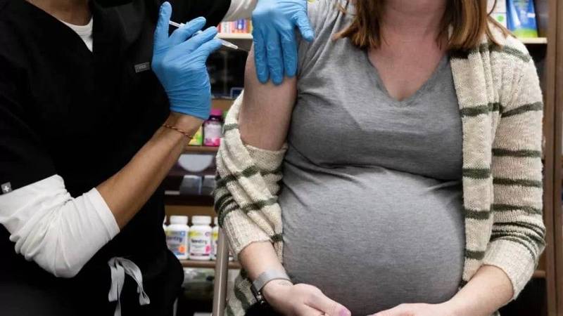 美國孕婦於懷孕期間接種武肺疫苗，其後經母體轉移，產下的嬰兒也帶有抗體。示意圖。（路透資料照）