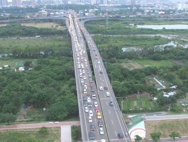 竹北市經國橋是銜接新竹縣市、進出新竹科學園區的要道，因車流量大，與東西向台68線交會，尖峰時段嚴重壅塞。（新竹縣政府提供）