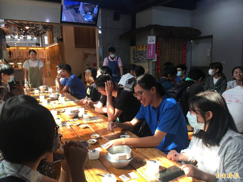 台、日學生製作烏魚子飯糰。（記者黃旭磊攝）