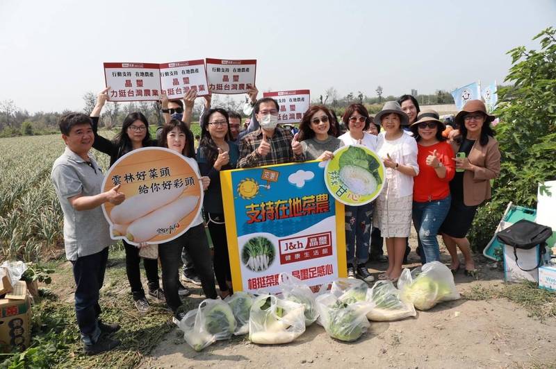 中華民國促進兒童福利聯盟總會及中華民國幼教聯合總會協助農友舒緩產銷壓力，號召全國幼兒園共同團購高麗菜數千箱。（記者詹士弘翻攝）