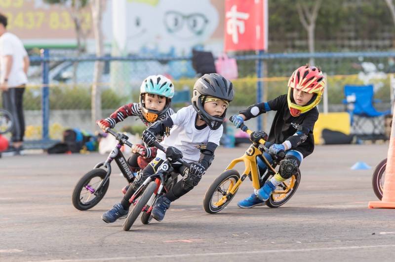 滑步車目前已是潮流，中市議員李中要求設一幼兒訓練及競賽場地。（李中提供）