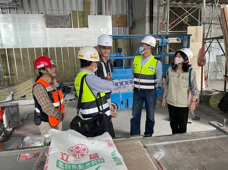 勞動部職安署今天會同地方相關單位聯合稽查安平1處旅館新建工地。（南市勞工局提供）