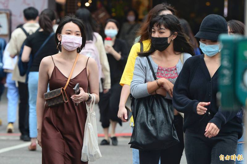 明天各地天氣與今日相似，僅花東地區局部短暫雨，白天西半部高溫達30度，但晚間可能下探至18度，應嚴防日夜溫差大。（資料照）