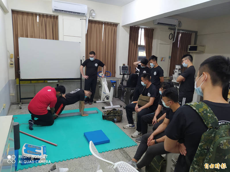 陸指部指揮官黃先任率員參訪高師大。（記者黃旭磊攝）