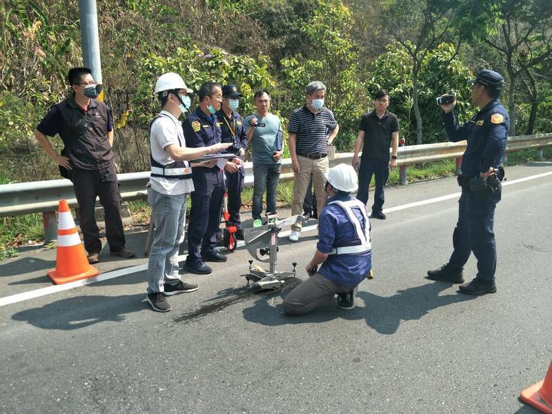 省道台16線南投水里段，去年底發生重機交警摔車身亡，工務段委由第三方檢測路面抗滑合乎規範，但警方交通隊重新檢測，卻測出比工務段數值還滑的結果。（記者劉濱銓翻攝）